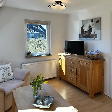 *hues Pelle* Apartament